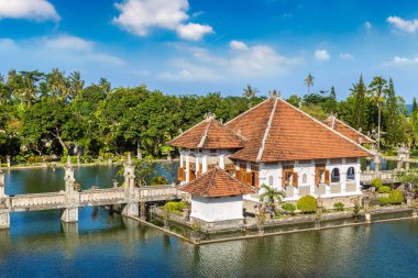 Karangasem 'in panoramik manzarası Taman Ujung, Endonezya, Bali' deki Su Sarayı güneşli bir günde