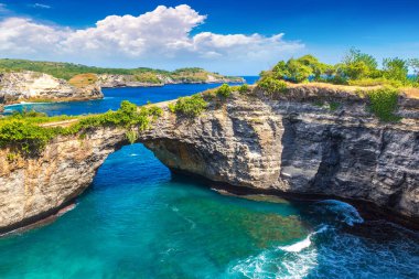 Endonezya, Bali 'deki Nusa Penida adasındaki Brocken Sahili' nde doğal kemer.