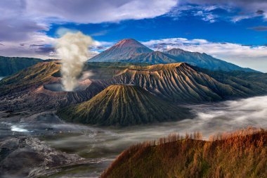 Endonezya 'daki Java Adası, Bromo volkanında gün doğumu. Panoramik hava görüntüsü