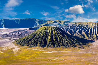 Endonezya 'daki Java Adası, Bromo volkanında gün doğumu. Panoramik hava görüntüsü