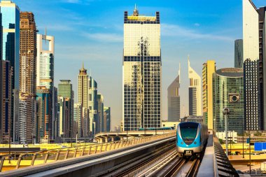 Dubai metro hattı Dubai 'de bir yaz günü, Birleşik Arap Emirlikleri