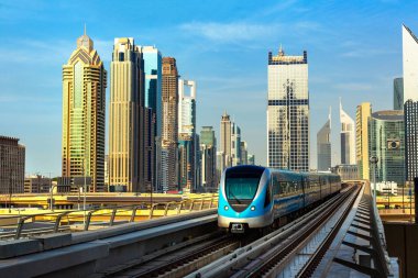 Dubai metro hattı Dubai 'de bir yaz günü, Birleşik Arap Emirlikleri