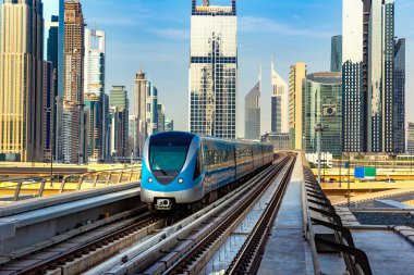 Dubai metro hattı Dubai 'de bir yaz günü, Birleşik Arap Emirlikleri