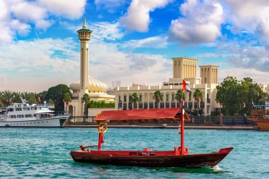 Abra - eski geleneksel ahşap tekne ve Dubai Körfezi 'ndeki Al Farooq Camii, Birleşik Arap Emirlikleri