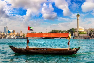Abra - eski geleneksel ahşap tekne ve Dubai Körfezi 'ndeki Al Farooq Camii, Birleşik Arap Emirlikleri