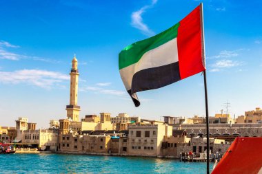 Birleşik Arap Emirlikleri bayrağının bayrağını Bay Creek 'e ve Dubai' deki Dubai Mescid Camii 'ne doğru çevirin.