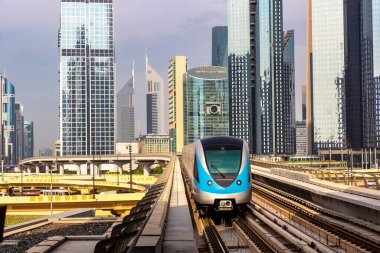 Dubai metro hattı Dubai 'de bir yaz günü, Birleşik Arap Emirlikleri