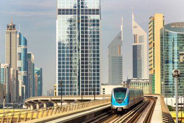 Dubai metro hattı Dubai 'de bir yaz günü, Birleşik Arap Emirlikleri