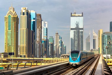 Dubai metro hattı Dubai 'de bir yaz günü, Birleşik Arap Emirlikleri