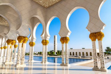 Bir yaz günü Abu Dabi 'deki Şeyh Zayed Büyük Camii, Birleşik Arap Emirlikleri