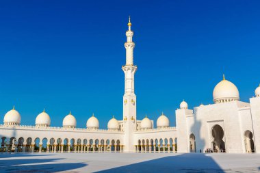 Bir yaz günü Abu Dabi 'deki Şeyh Zayed Büyük Camii, Birleşik Arap Emirlikleri