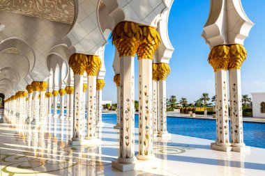 Bir yaz günü Abu Dabi 'deki Şeyh Zayed Büyük Camii, Birleşik Arap Emirlikleri