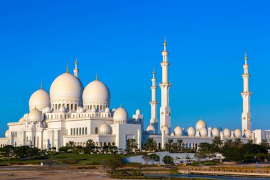 Bir yaz günü Abu Dabi 'deki Şeyh Zayed Büyük Camii, Birleşik Arap Emirlikleri