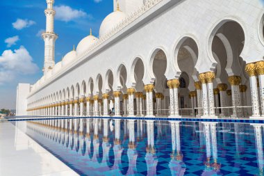 Bir yaz günü Abu Dabi 'deki Şeyh Zayed Büyük Camii, Birleşik Arap Emirlikleri