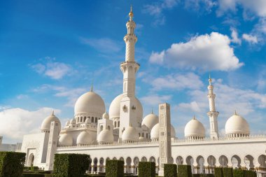 Bir yaz günü Abu Dabi 'deki Şeyh Zayed Büyük Camii, Birleşik Arap Emirlikleri