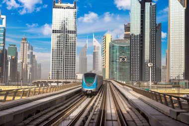 Dubai metro hattı Dubai 'de bir yaz günü, Birleşik Arap Emirlikleri