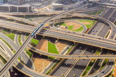 Bir yaz günü Dubai 'de Şeyh Zayed yolundaki büyük otoyol kavşağının havadan görüntüsü, Birleşik Arap Emirlikleri.