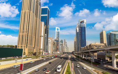 Bir yaz günü Dubai 'de Şeyh Zayed Yolu, Birleşik Arap Emirlikleri