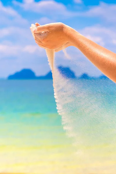 Areia Branca Caindo Através Das Mãos Mulher Praia Tropical — Fotografia de Stock