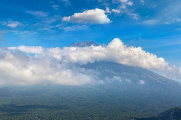 Gyönyörű Kilátás Aktív Vulkán Hegy Agung Környező Felhők Balin Indonézia — Stock Fotó