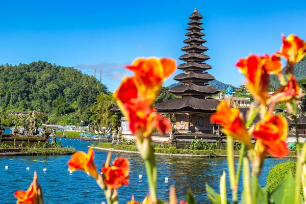 インドネシアのバリにある湖にあるPura Ulun Danu Beratin Bedugul寺院 — ストック写真