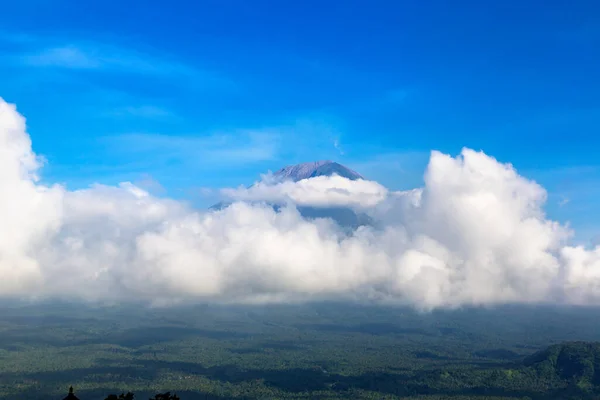 Bela Vista Vulcão Ativo Monte Agung Nuvens Circundantes Bali Indonésia — Fotografia de Stock