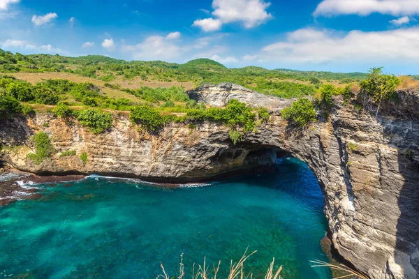 Naturalny Łuk Plaży Brocken Wyspie Nusa Penida Bali Indonezja — Zdjęcie stockowe