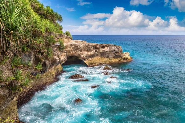 Arco Rocha Natural Ilha Nusa Ceningan Dia Ensolarado Bali Indonésia — Fotografia de Stock