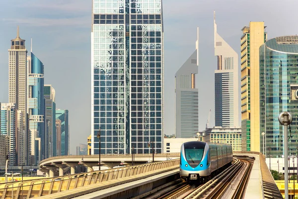 アラブ首長国連邦のドバイで夏の日にドバイ地下鉄 — ストック写真