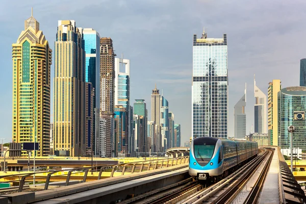 Tren Metro Dubái Día Verano Dubái Emiratos Árabes Unidos —  Fotos de Stock