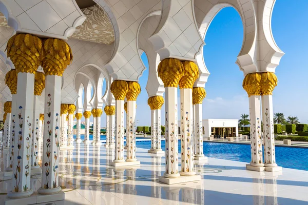 Bir yaz günü Abu Dabi 'deki Şeyh Zayed Büyük Camii, Birleşik Arap Emirlikleri
