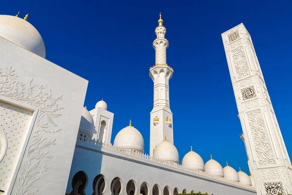 Mezquita Sheikh Zayed Abu Dhabi Día Verano Emiratos Árabes Unidos —  Fotos de Stock