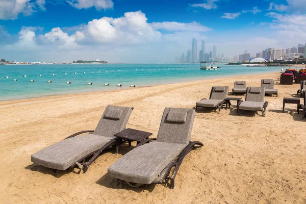 Solsängar Och Parasoller Stranden Lyxhotell Abu Dhabi Sommardag Förenade Arabemiraten — Stockfoto