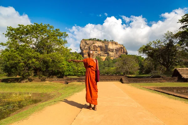 Buddyjski Mnich Lion Rock Sigiriya Sri Lanka — Zdjęcie stockowe