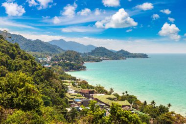 Güneşli bir günde Tayland 'ın Koh Chang adasının panoramik hava manzarası