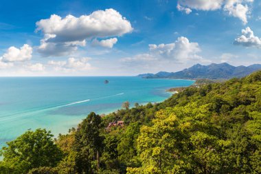 Güneşli bir günde Tayland 'ın Koh Chang adasının panoramik hava manzarası