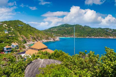 Tayland 'daki Koh Tao adasındaki bungalovun panoramik hava manzarası