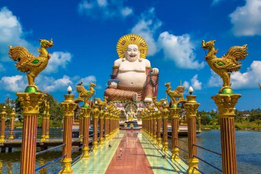 Wat Plai Laem Tapınağı, Samui, Tayland 'da bir yaz günü gülümseyen ya da mutlu Buda heykeli