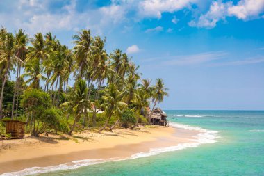 Güneşli bir günde Tayland 'ın Koh Lanta Yai adasında Khong Klong plajı