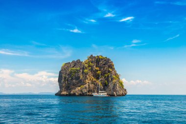 Sürat teknesi ve turistler Koh Haa Adaları yakınlarındaki tropikal bir denizde şnorkelle yüzüyorlar.