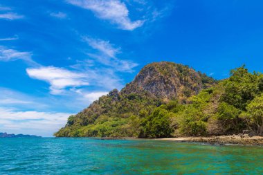 Güneşli bir günde Koh Mook adasında manzara, Tayland