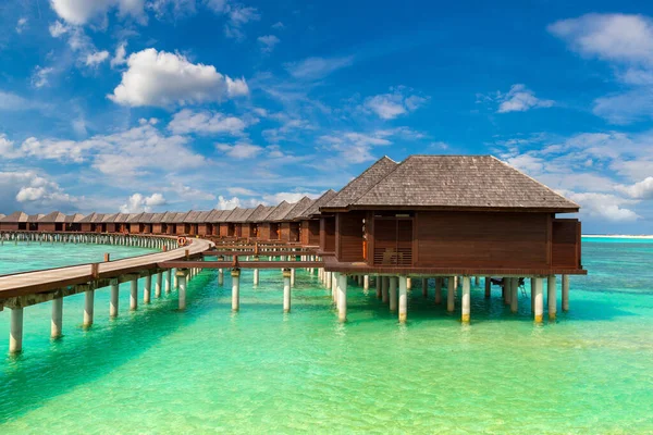 Water Villas Bungalows Puente Madera Playa Tropical Las Maldivas Día —  Fotos de Stock