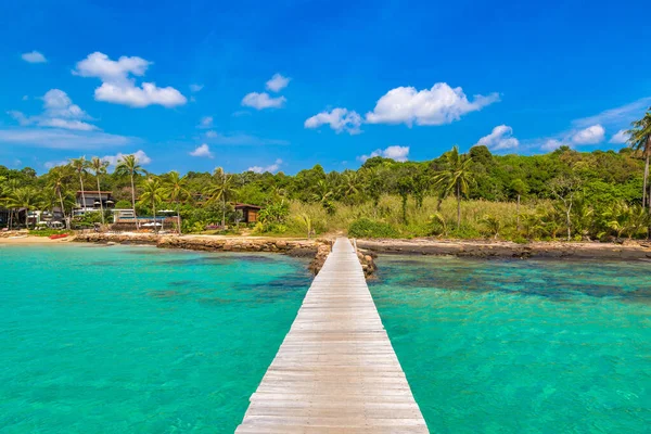 美しい熱帯のビーチへの木製の桟橋 — ストック写真