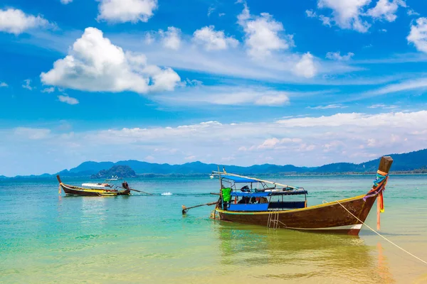 Tailandês Tradicional Barco Cauda Longa Madeira Praia Tropical Tailândia — Fotografia de Stock
