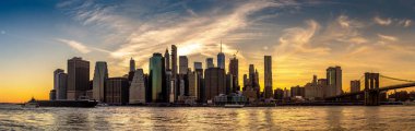 Brooklyn Köprüsü Panoraması ve Manhattan şehir merkezinin panoramik gece görüntüsü New York City, ABD 'de gün batımında