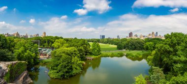 New York 'taki Central Park, New York, ABD' deki Kaplumbağa Havuzu üzerinde Manhattan Panoraması