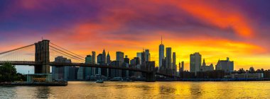 Brooklyn Köprüsü 'nün Sunset Manzarası ve New York City, ABD' deki Manhattan şehir merkezinin panoramik manzarası.