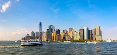 Manhattan şehir manzarası panoraması ve New York City 'de feribot günbatımında, New York, ABD