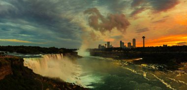 Amerika 'nın Niagara Şelalesi' ndeki Amerikan Şelaleleri Gece Görüşü Panoraması
