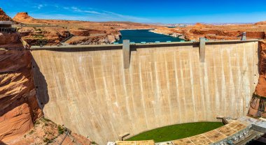 Güneşli bir günde Colorado nehrinde Glen Canyon Barajı Panoraması, Arizona, ABD